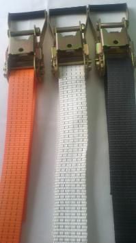 Стяжные ремни белого цвета.